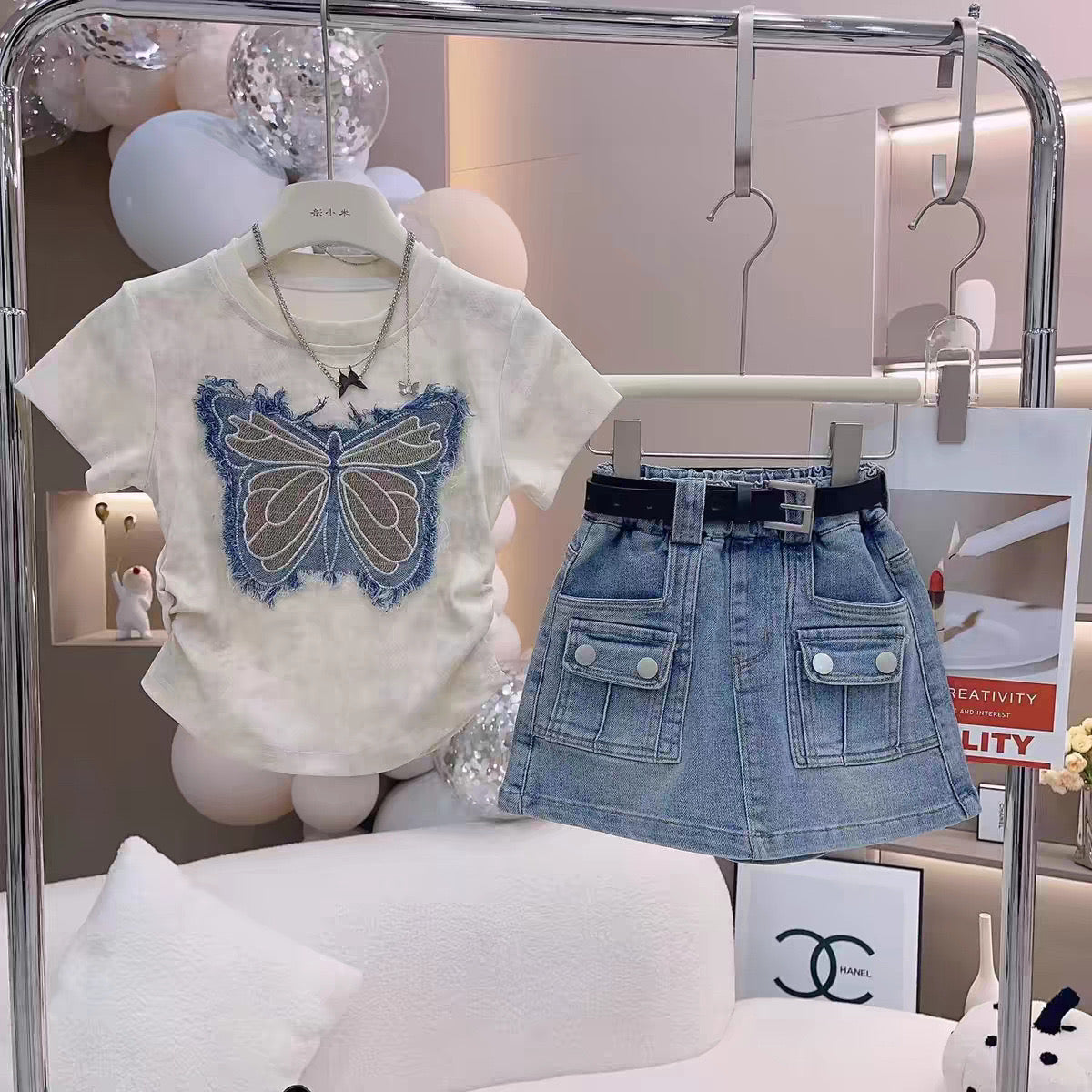 Conjunto pollera de jeans con blusa detalle de mariposas  (sin cinto)