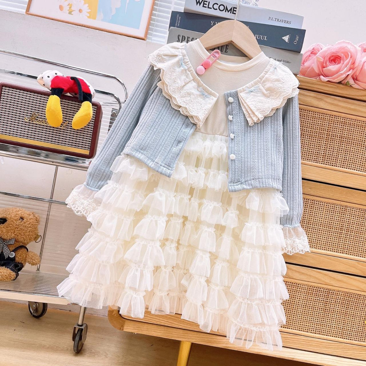 Conjunto de vestido mangas largas con abrigo celeste detalles de flecos