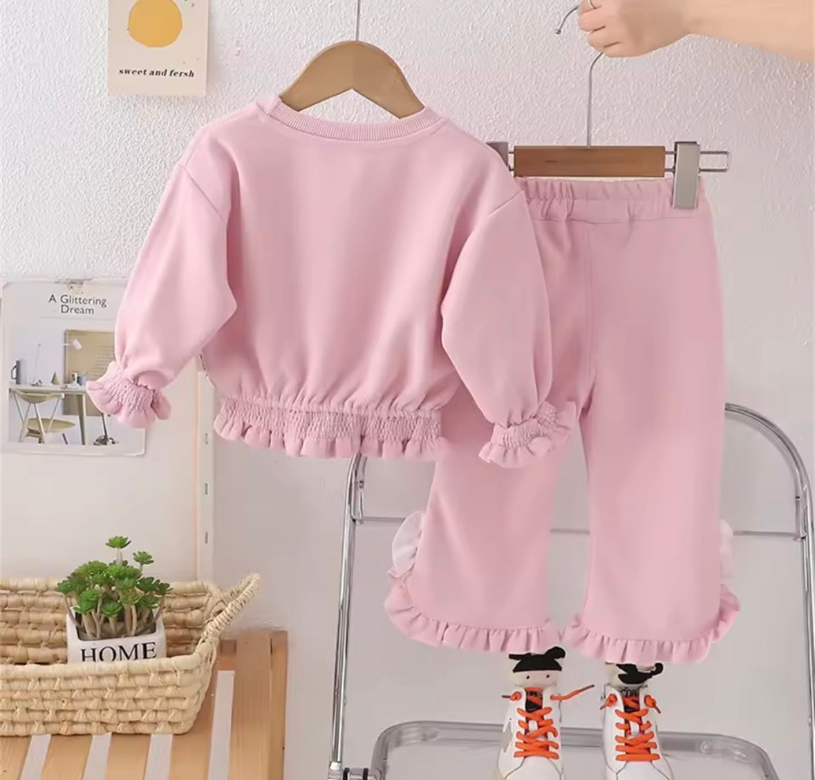 Conjunto de pantalón y abrigo rosa con detalle de zapatilla bailarina con agomado