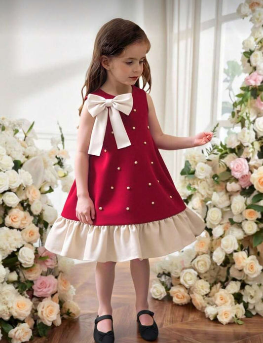 Vestido rojo con detalle en beige , perlas y moño en el cuello