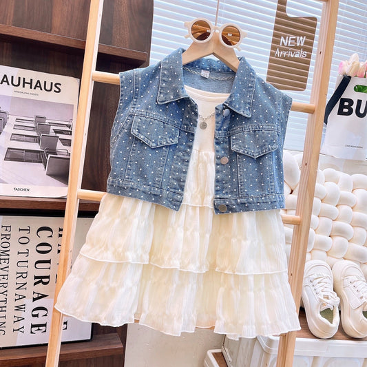 Conjunto vestido con chaleco de jeans con moritas blancas