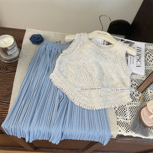 Conjunto palazo celeste con blusa camisilla blanca