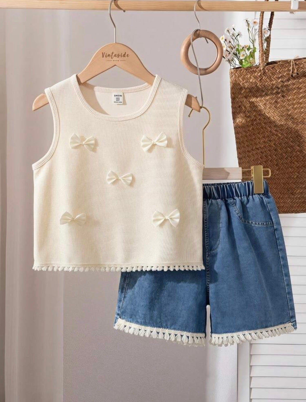 Conjunto short de jeans con remera sin manga beige con detalle de moños