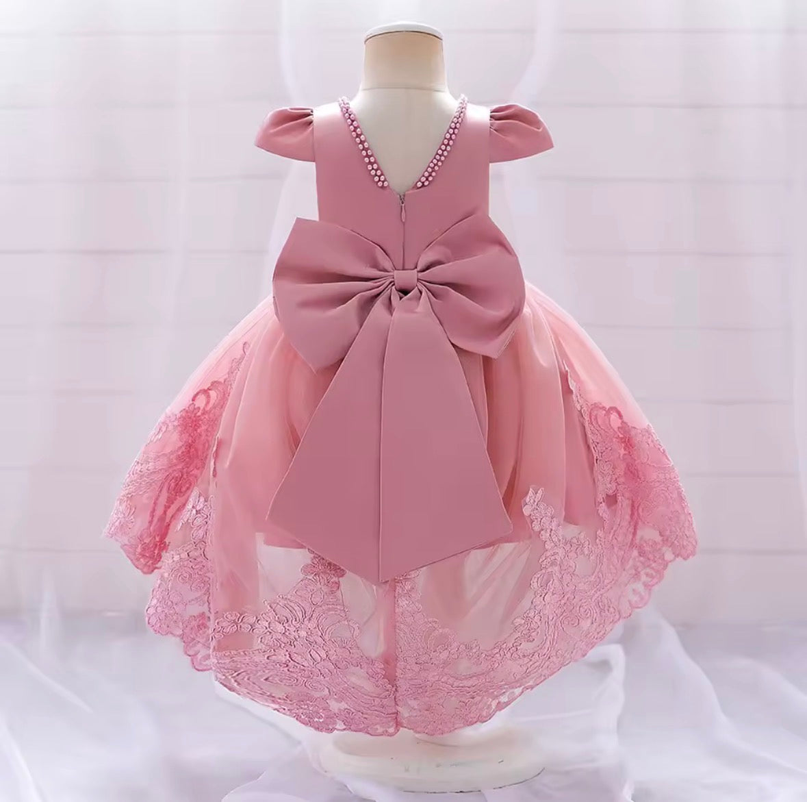 Vestido elegante cola larga color rosa vieja detalles de perlas y moño grande en la espalda