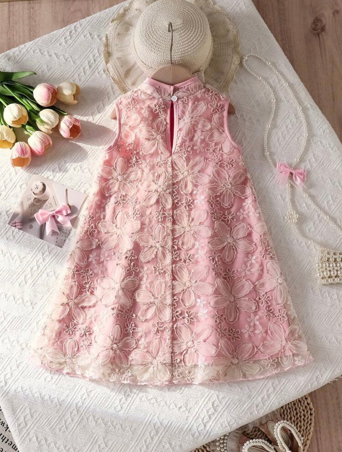Vestido casual rosa con detalle de bordado con hilo y lentejuela dorado