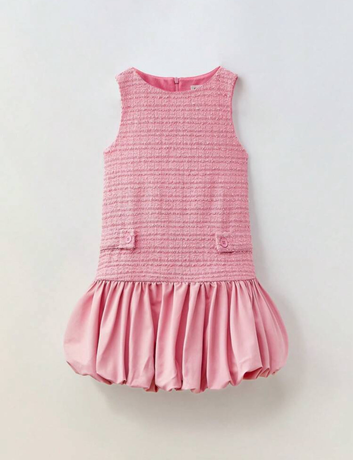 Vestido casual rosa con falda estilo globo y detalle de bolsillo falso
