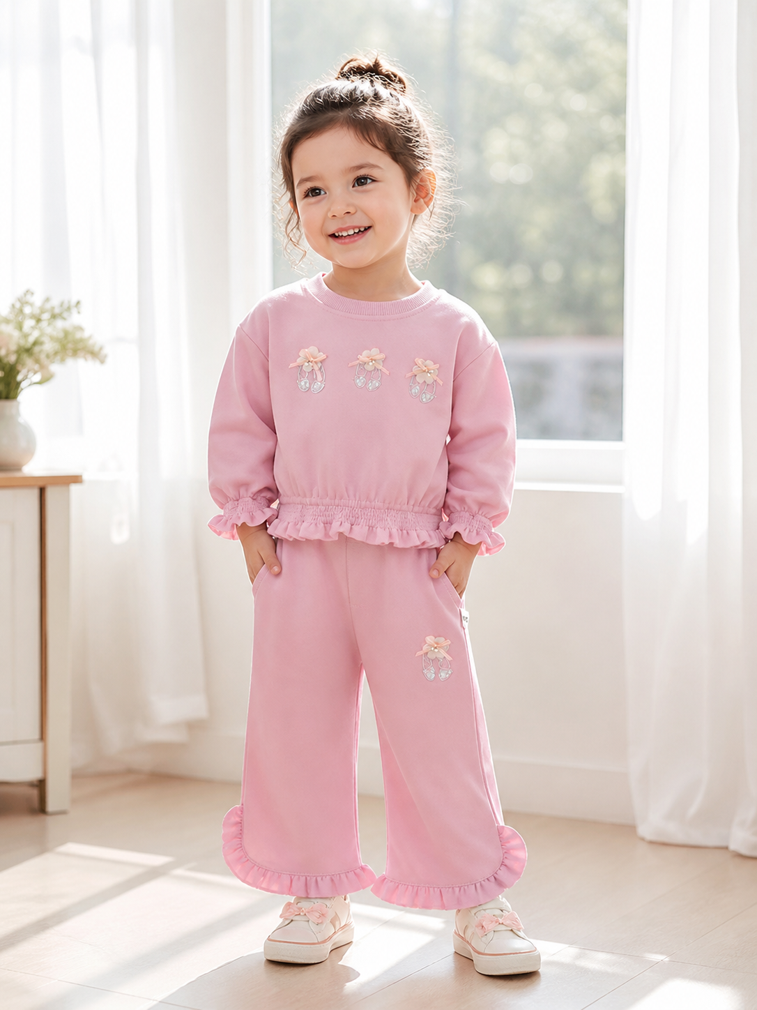 Conjunto de pantalón y abrigo rosa con detalle de zapatilla bailarina con agomado