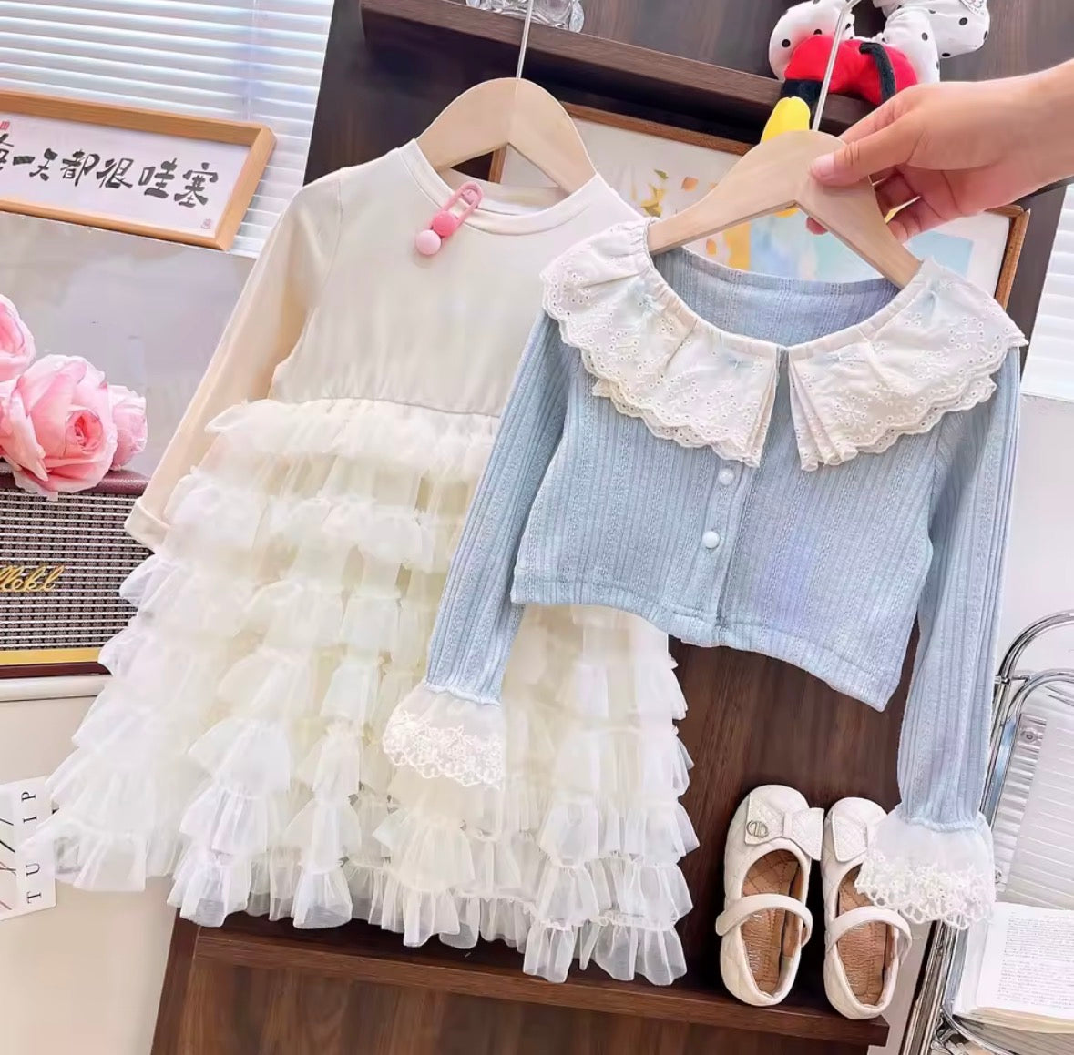 Conjunto de vestido mangas largas con abrigo celeste detalles de flecos