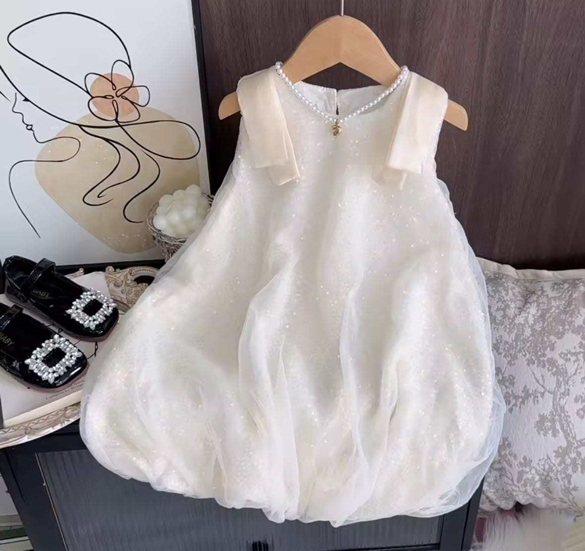 Vestido blanco con lentejuelas estilo globo