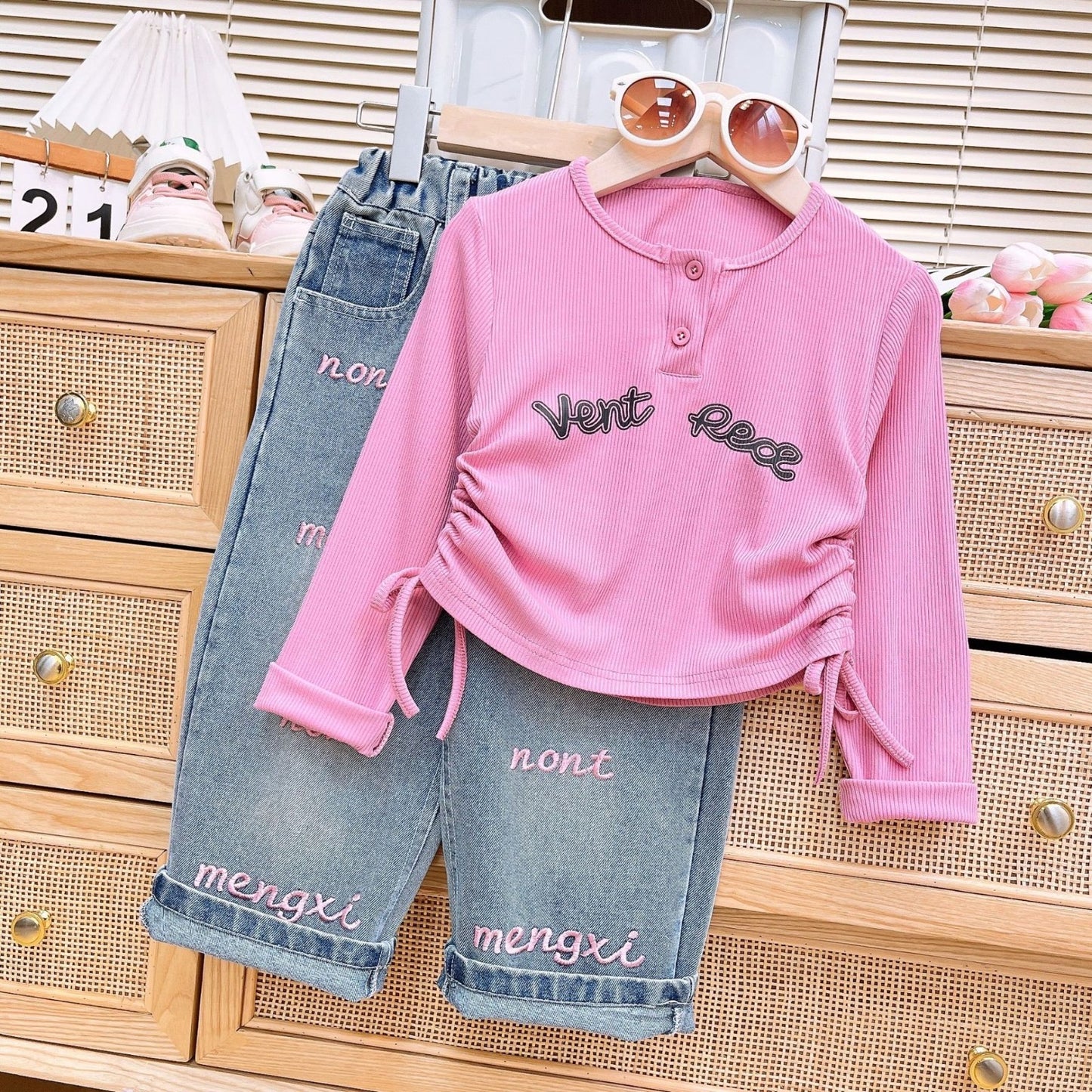 Conjunto pantalón de jeans con blusa mangas largas fucsia con detalles de frases