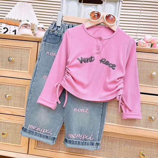 Conjunto pantalón de jeans con blusa mangas largas fucsia con detalles de frases
