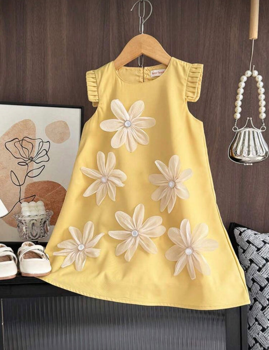 Vestido amarillo con flores en 3D  detalles de manguita