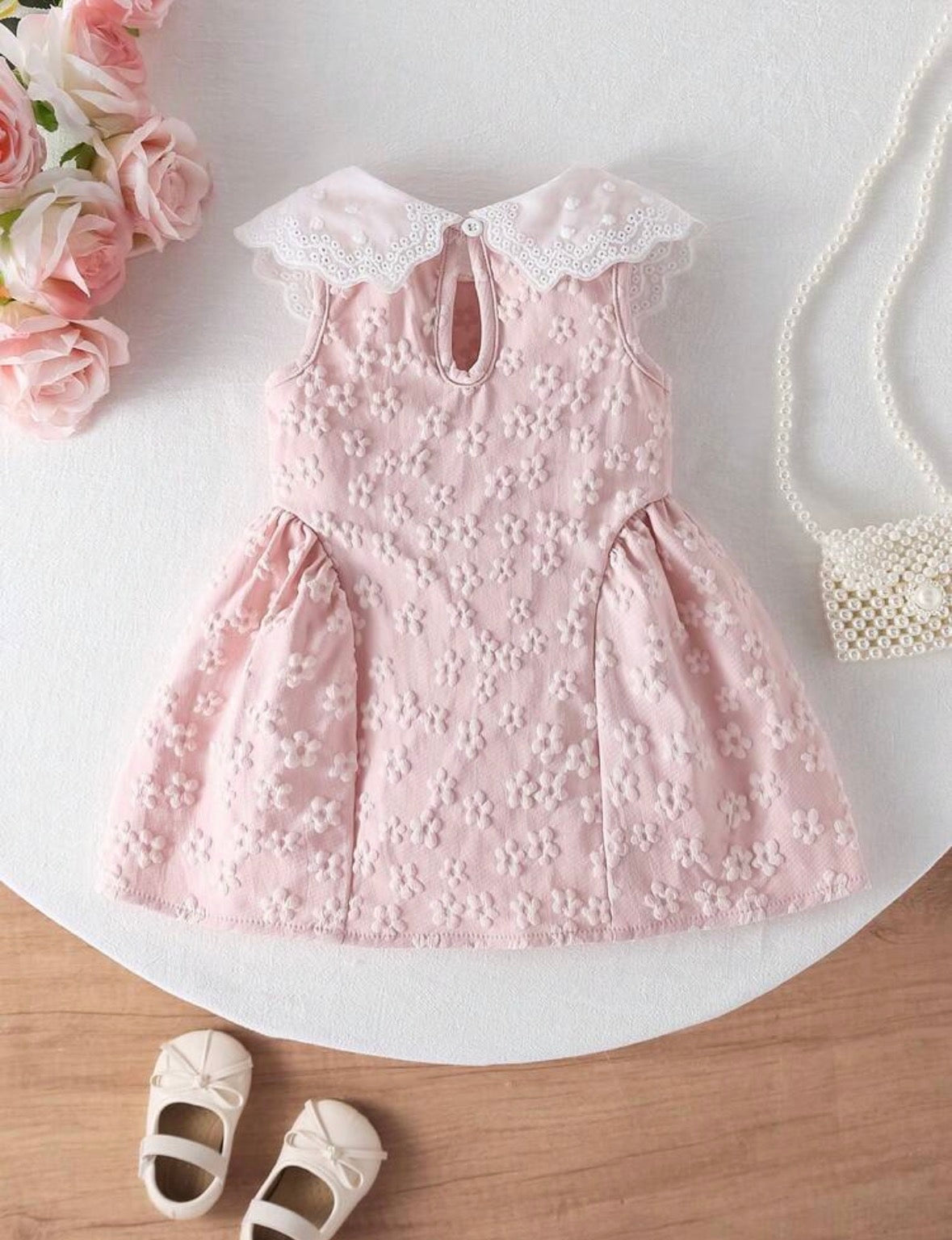Vestido casual rosa con detalle vintage en el cuello y relieve con forma de flores