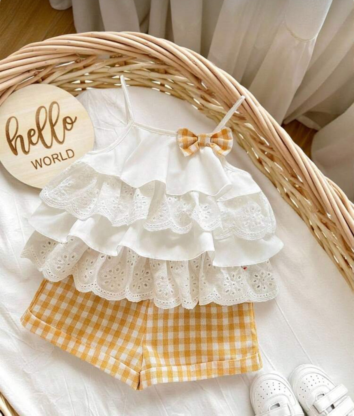 Conjunto short a cuadros amarillo con blusa blanca detalles en broderie para bebé de 1 a 3 años