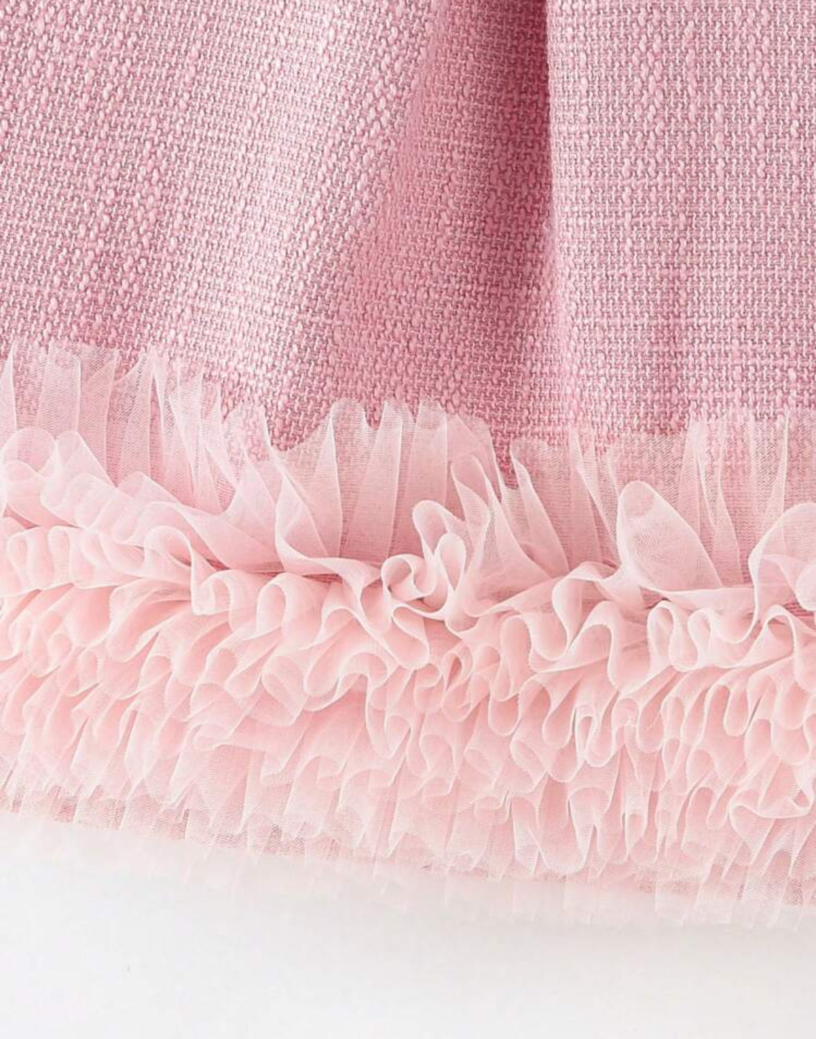 Vestido rosa casual con detalle de tul en la parte inferior