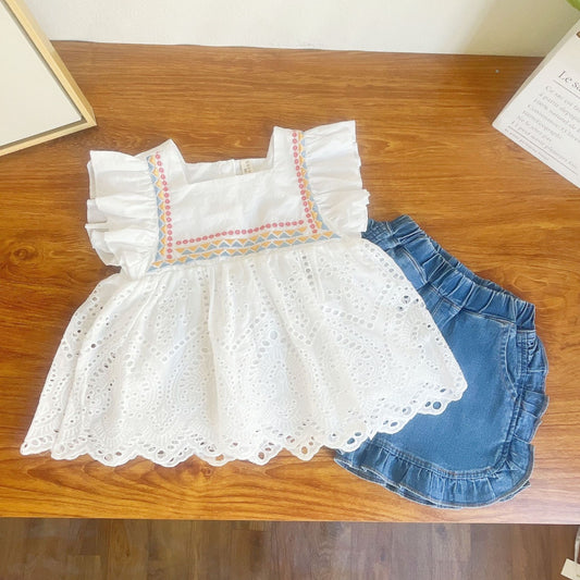 Conjunto short de jeans con blusa detalles en broderi y bordado en el pecho