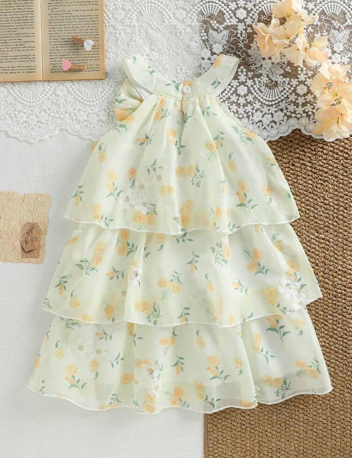 Vestido casual verde claro  con estampado de flores y detalle de moño en el cuello