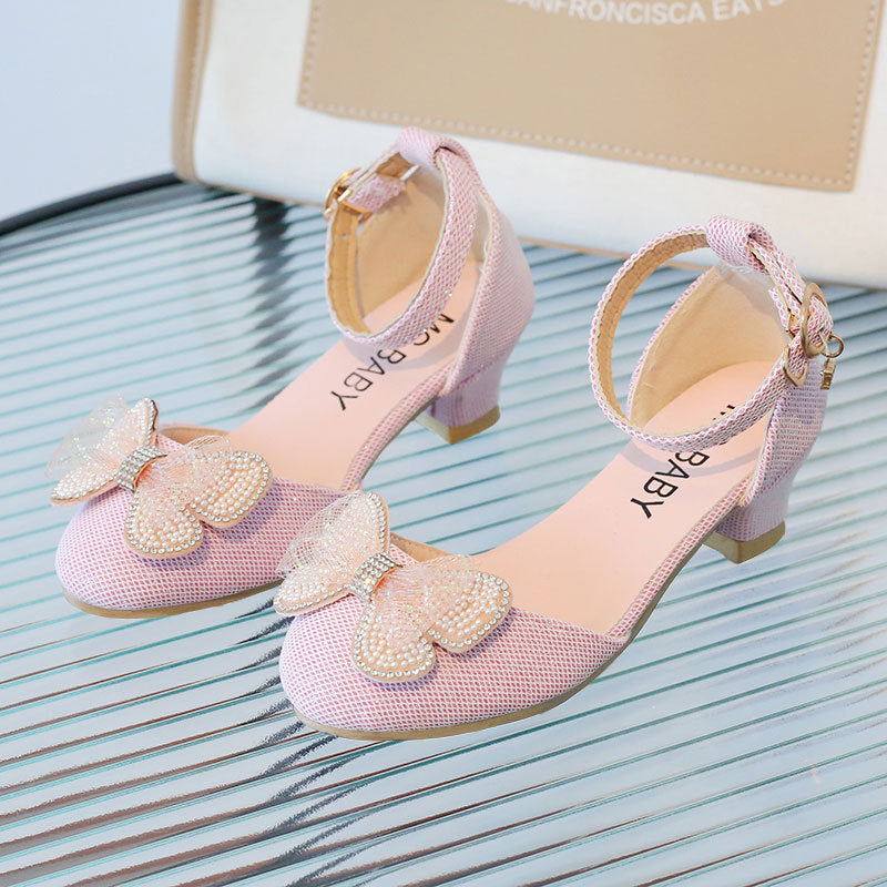 Zapato rosa con pequeño taco y detalle de moño con perlas