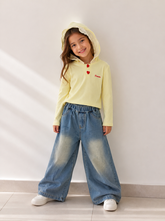 Conjunto pantalón overside con mangas largas ( fina) de color amarillo pálido , detalle de corazones rojos