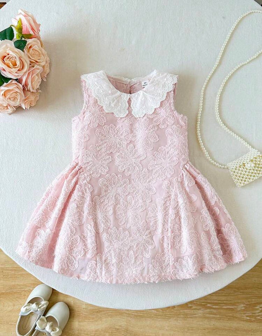 Vestido casual  rosa corte abombado en falda detalle de cuello vintage
