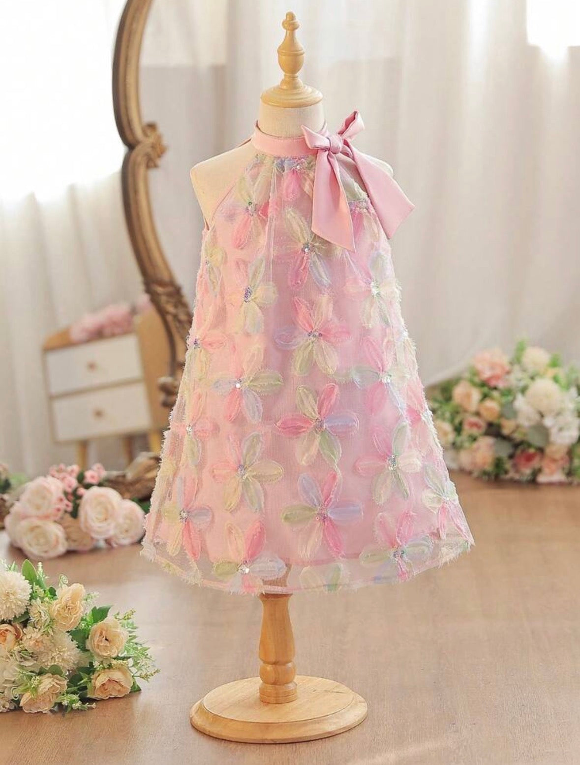 Vestido casual rosa con detalles de flores de colores en 3D y moño en el cuello