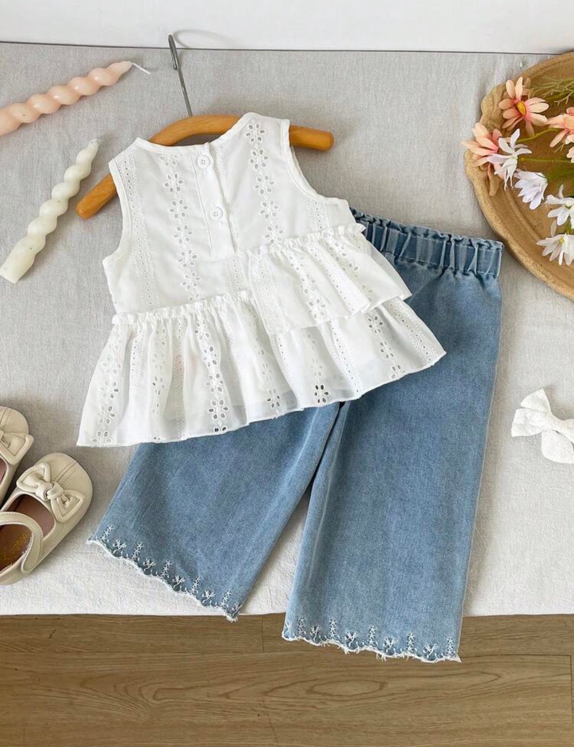 Conjunto pantalón de jeans azul  cintura agomada con blusa de algodón de color blanco
