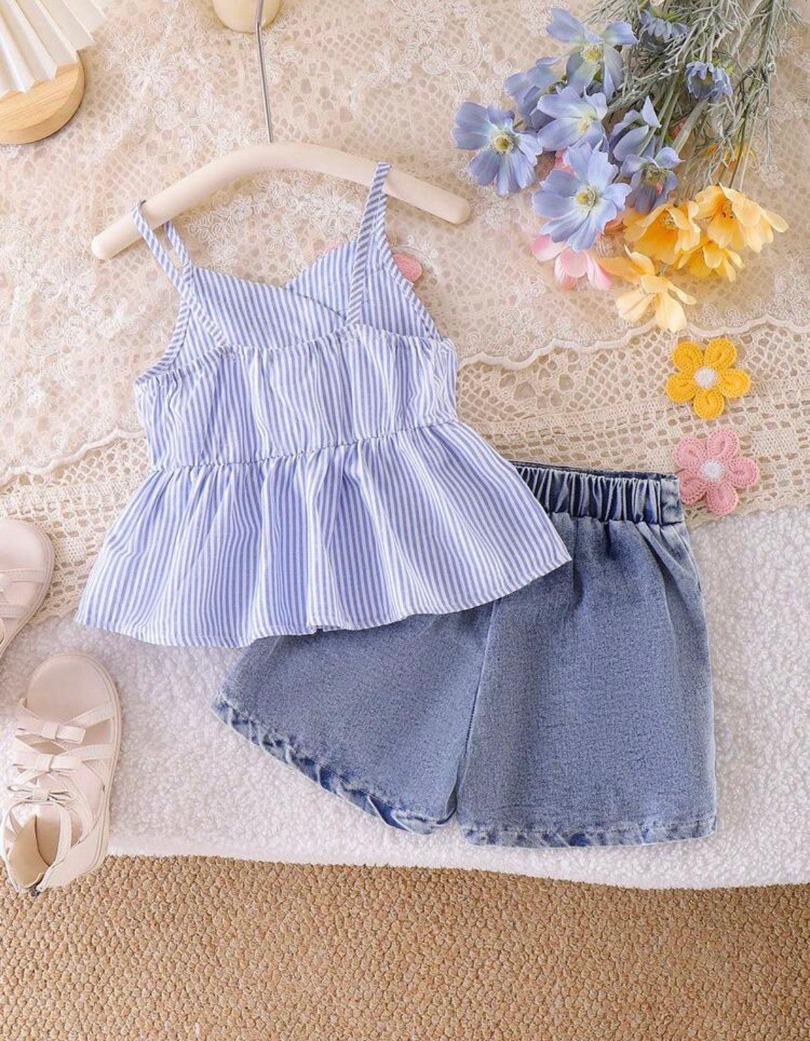Conjunto short pollera de jeans con blusa a rayas detalles de flores en 3D