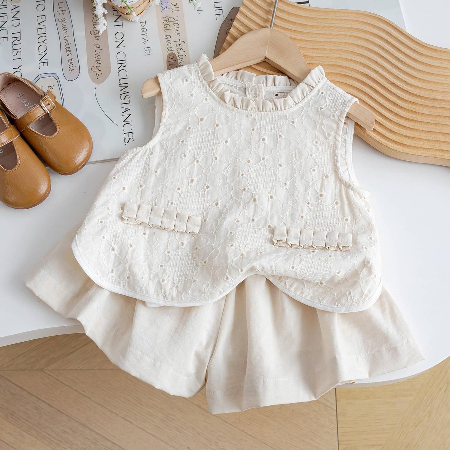 Conjunto short con blusa color beige detalles de bolsillo y estilo suelto