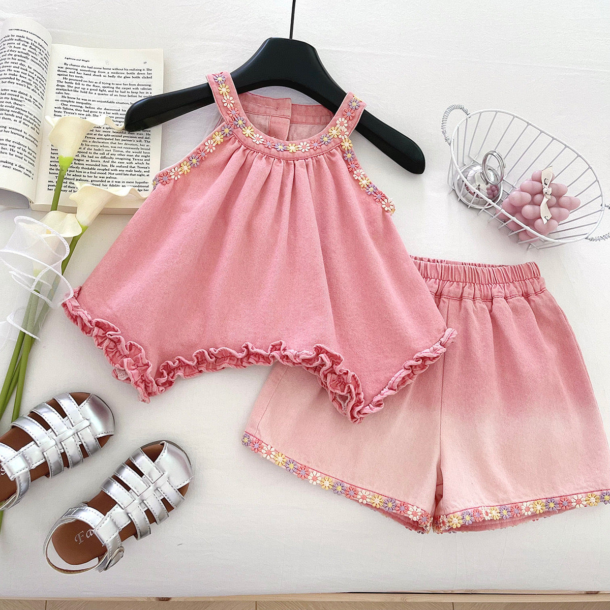 Conjunto de jeans short con blusa detalle de abertura en forma de corazón en la espalda