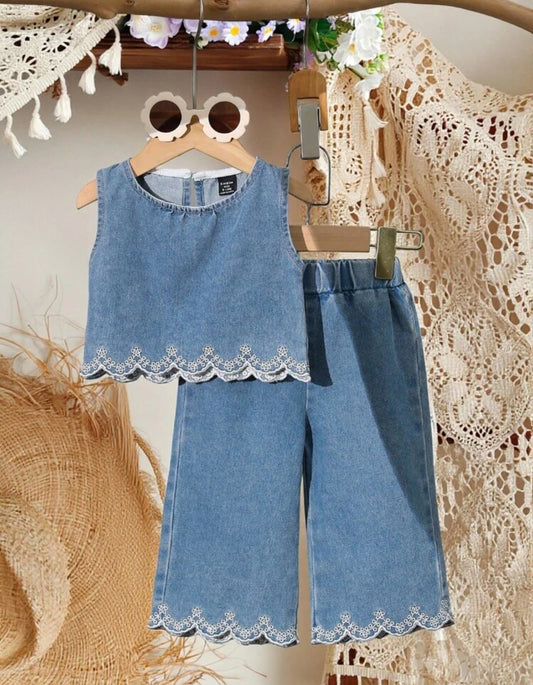 Conjunto pantalón de jeans con blusa azul detalles bordado