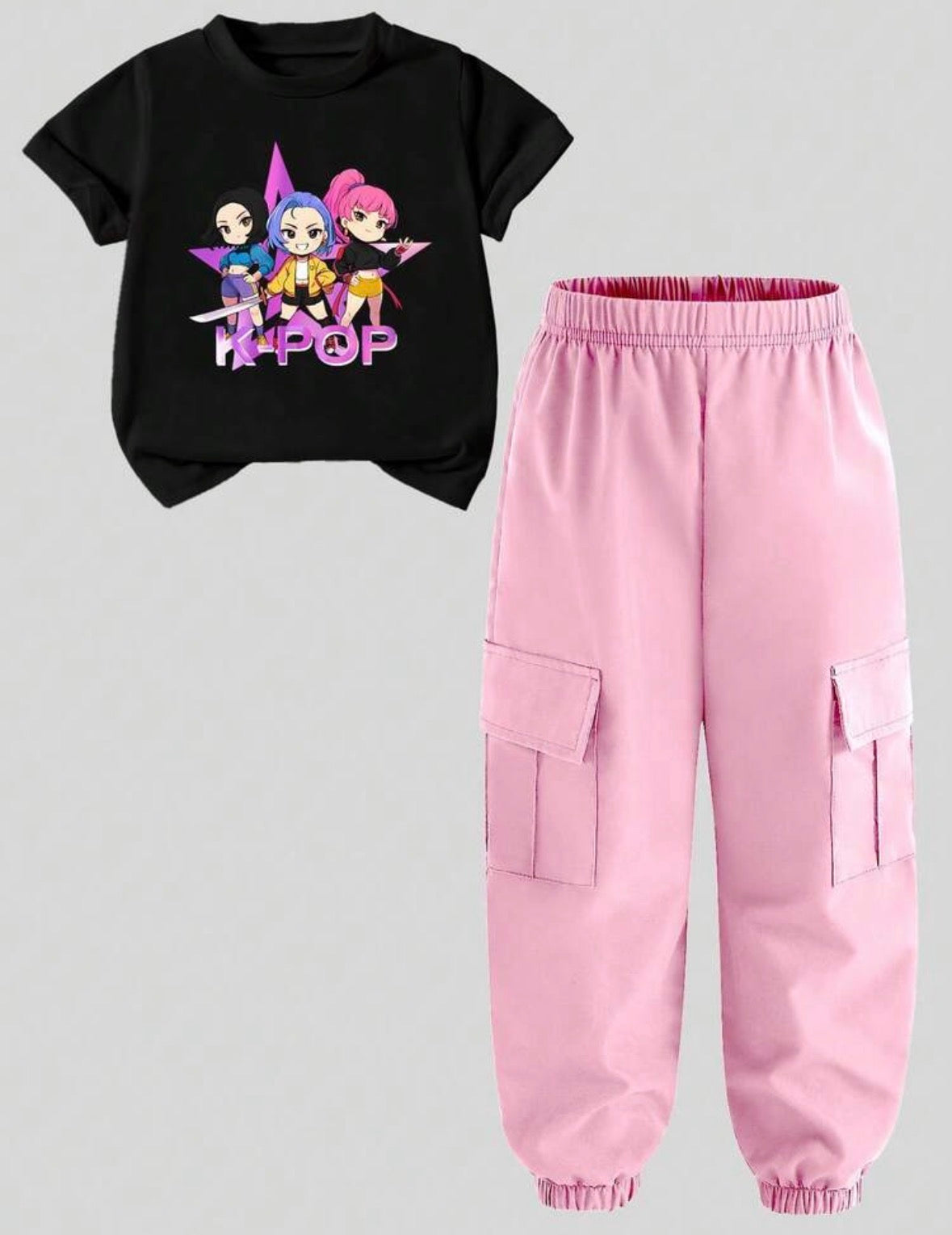 Conjunto de jogger rosa con remera negra  detalle temático de K pop