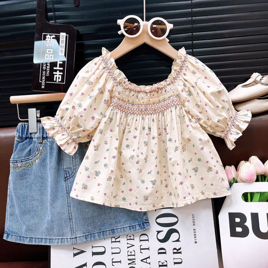 Conjunto pollera de jeans con blusa floreada