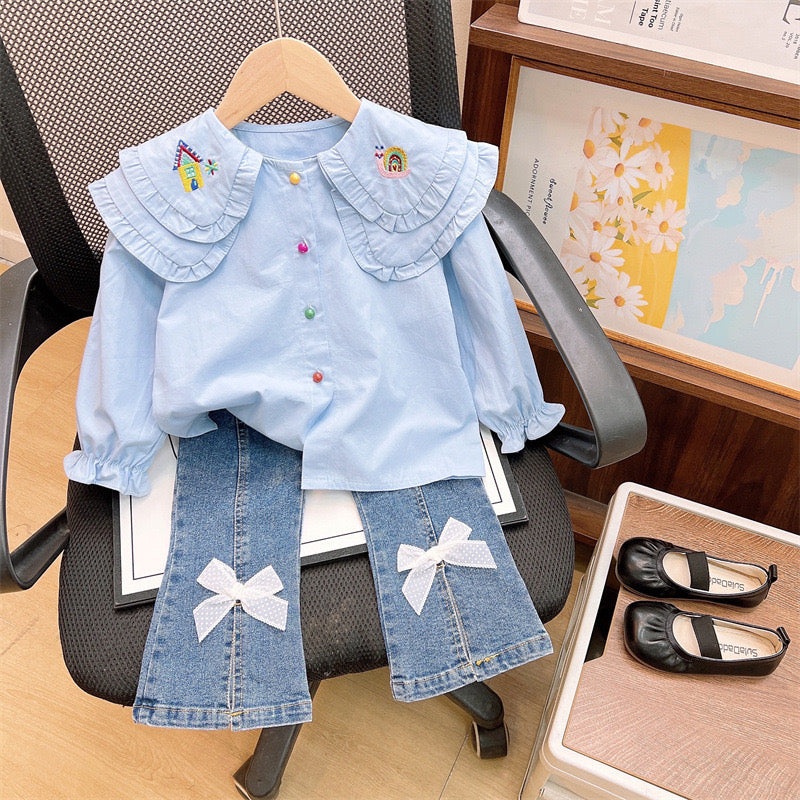 Conjunto pantalón de jeans corte Oxford con camisa celeste detalle de bordados de n el cuello