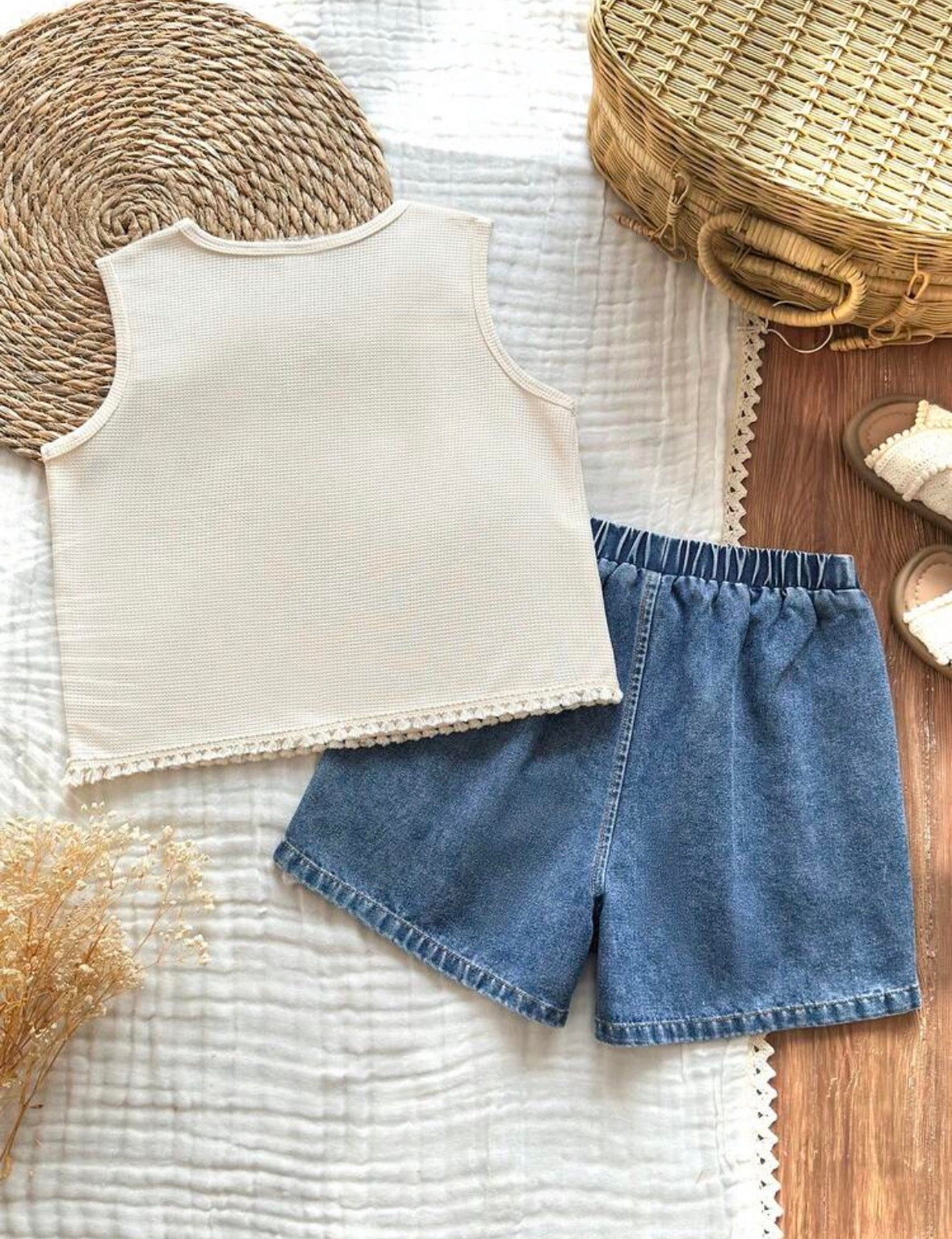 Conjunto short de jeans con remera sin manga beige con detalle de moños