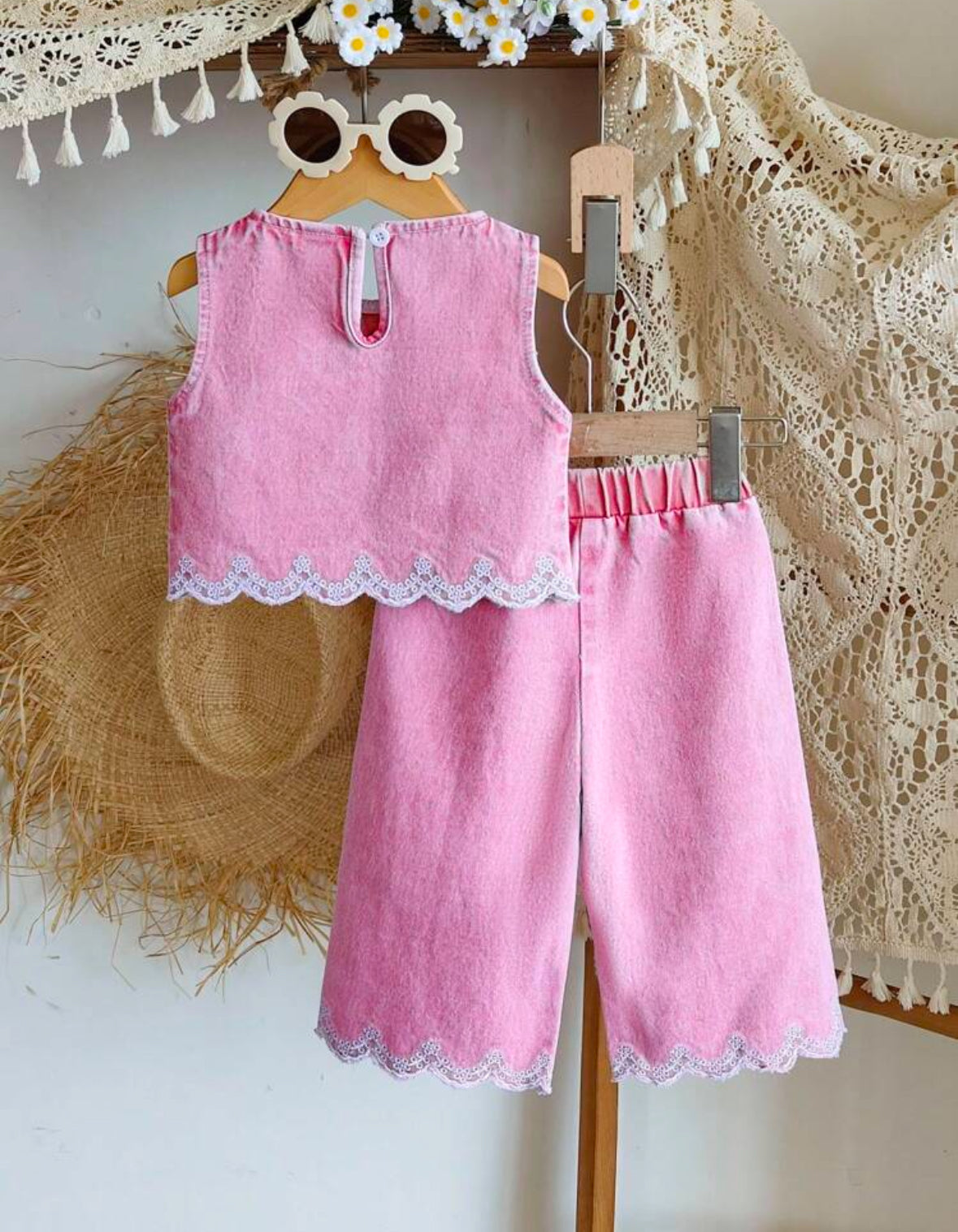 Conjunto pantalón más blusa rosa de jeans