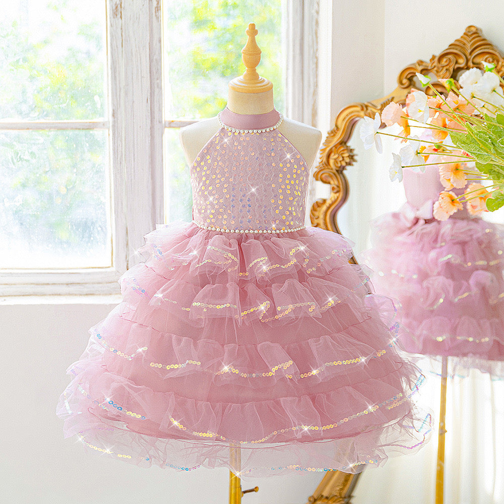 Vestido Elegante color rosa vieja con detalles de lentejuelas y perlas y capas en la falda