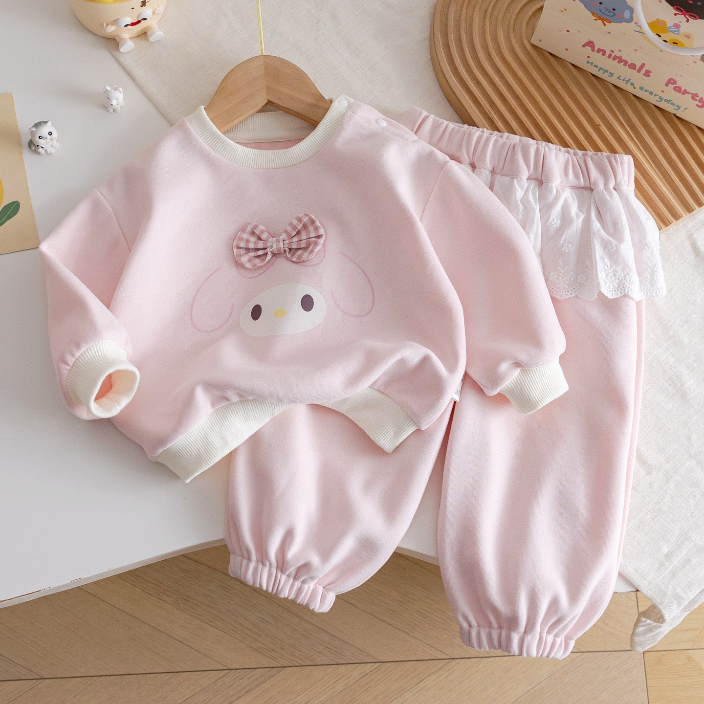 Conjunto pantalón jogger con abrigo mangas largas rosa detalle de my Melody