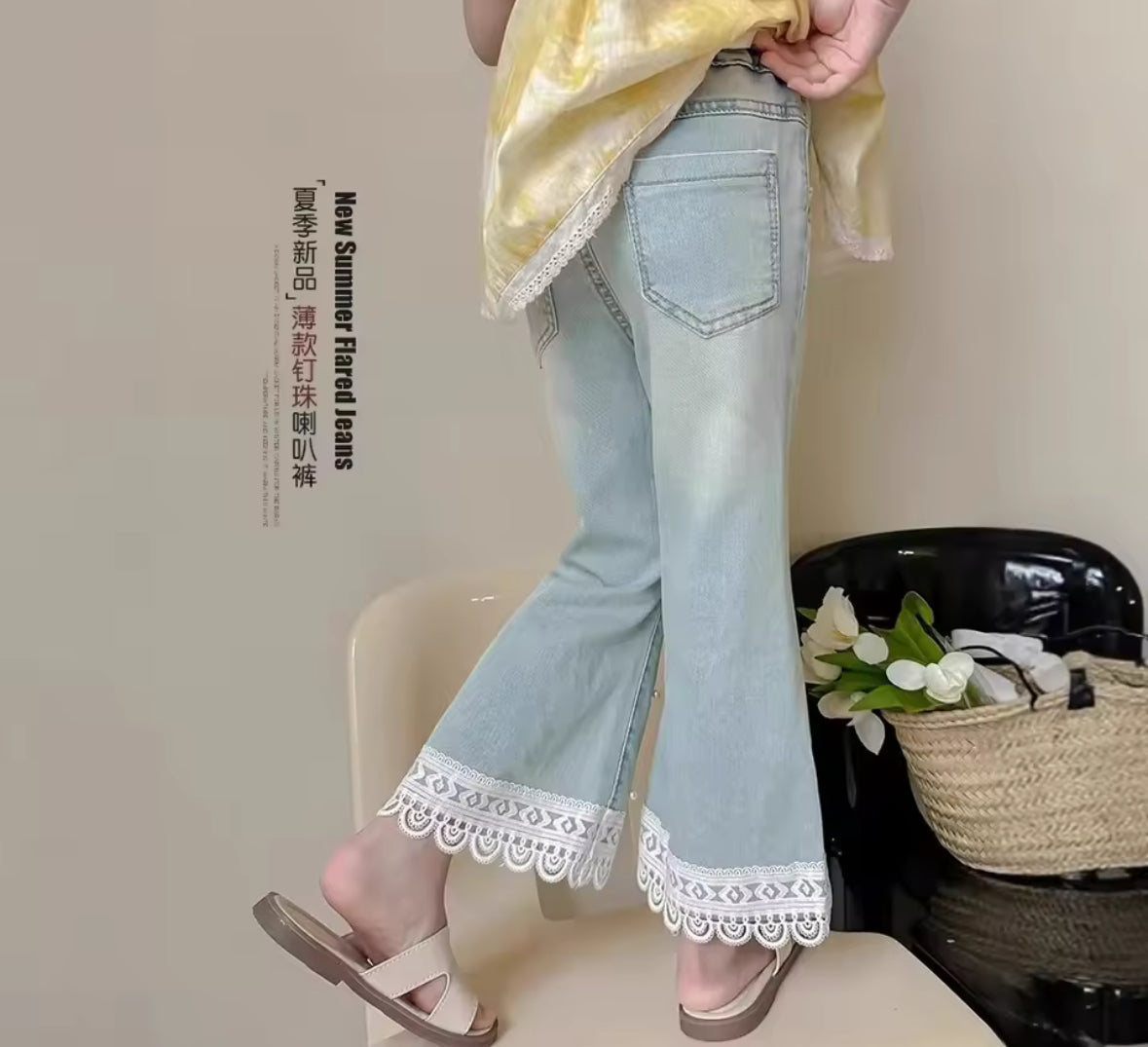 Pantalón de jeans tipo Oxford detalle de perlas y bordado