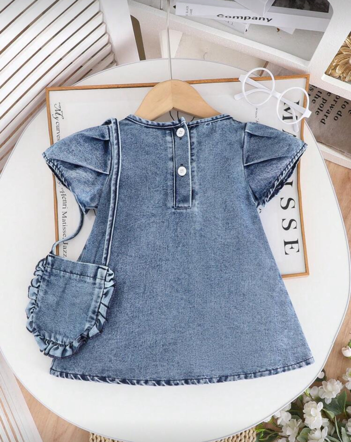 Vestido de jeans con cartera plisado en la parte de en frente