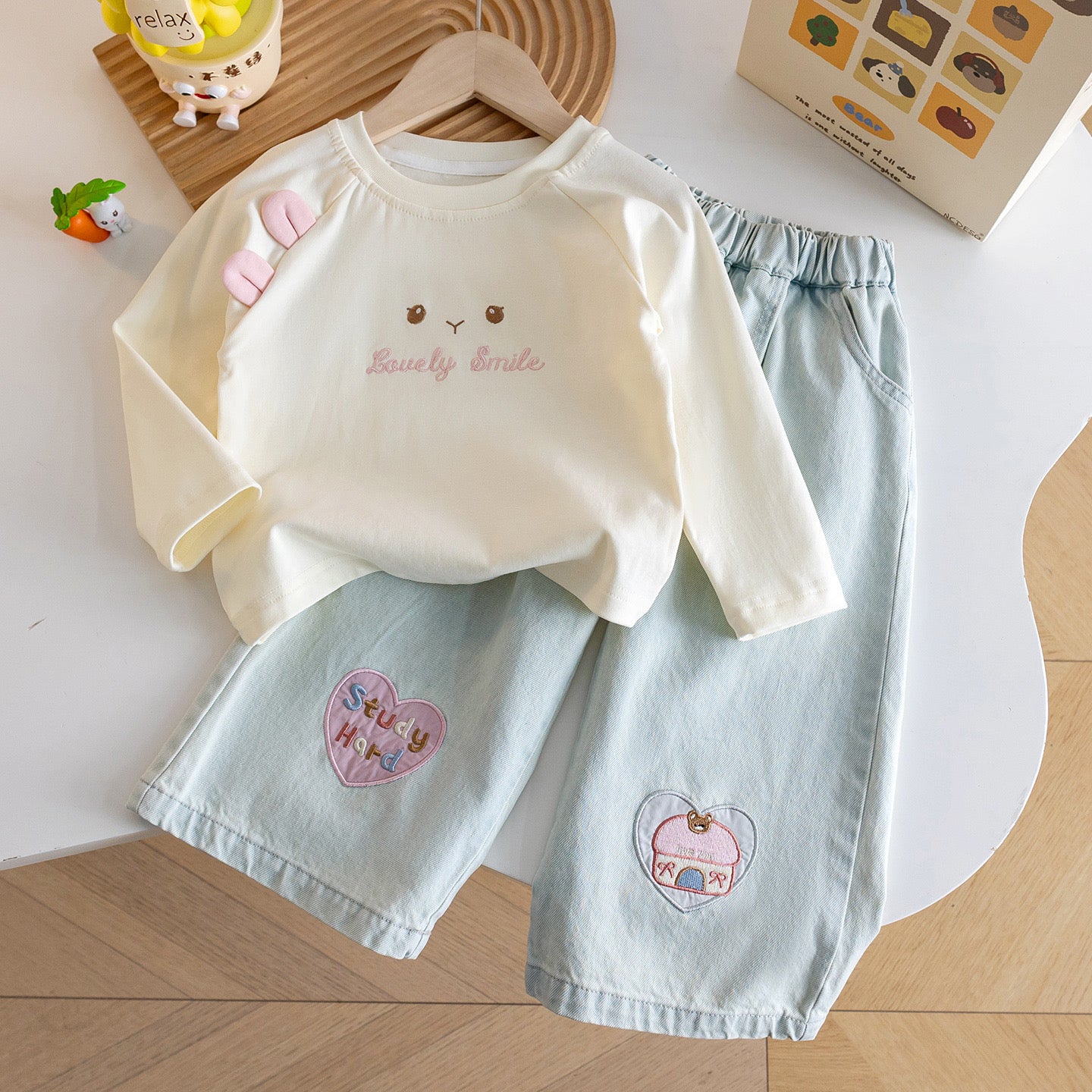 Conjunto pantalón de jeans claro con mangas largas beige con detalles en rosa