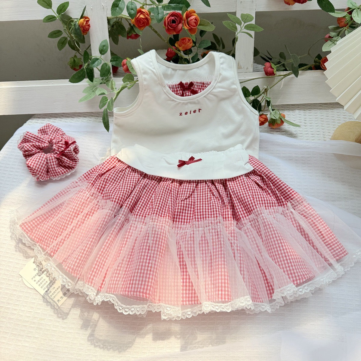 Conjunto pollera a cuadro con blusa blanca detalle de tul ( incluye una goma para el cabello)