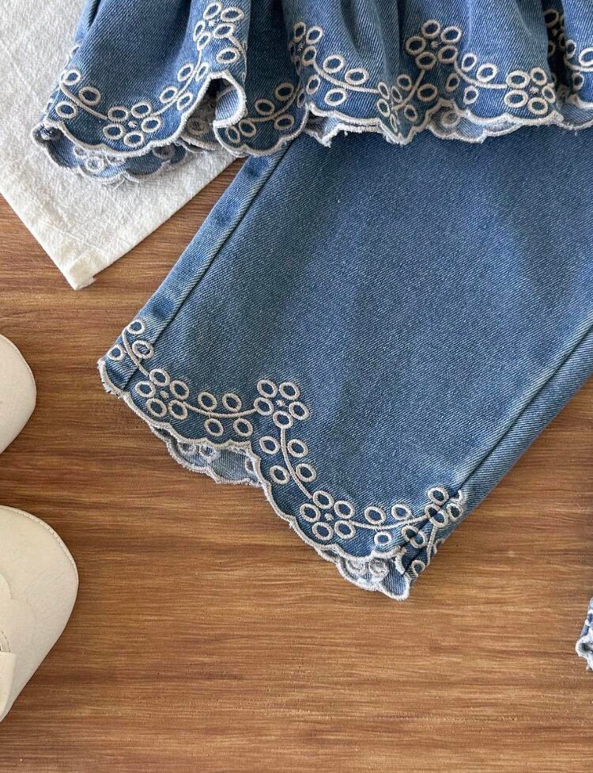 Conjunto de jeans pantalón con blusa detalle de moños y bordado en hilo