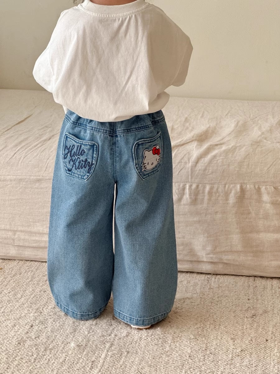 Pantalón de jeans azul , tipo overside detalles de hello Kitty en el bolsillo de atrás