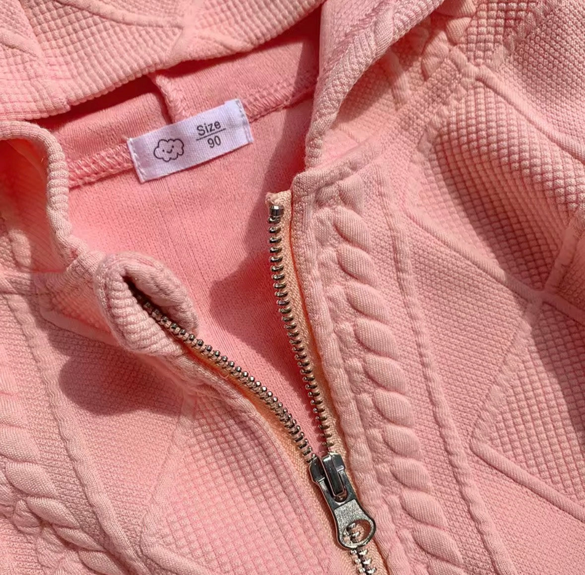 Conjunto pantalón buzo rosa  corte Oxford con abrigo detalle de capucha y bolsillo