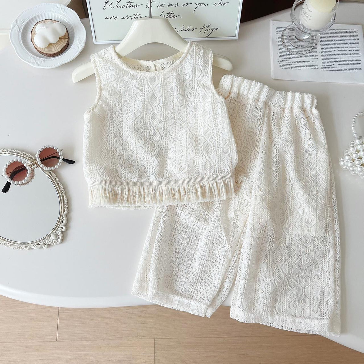 Conjunto color crema pantalones estilo palazo con blusa sin manga detalle de flecos