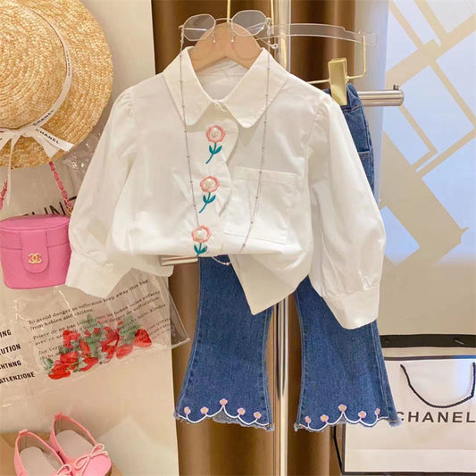 Conjunto pantalón de jeans con camisa blanca detalle de flores bordados