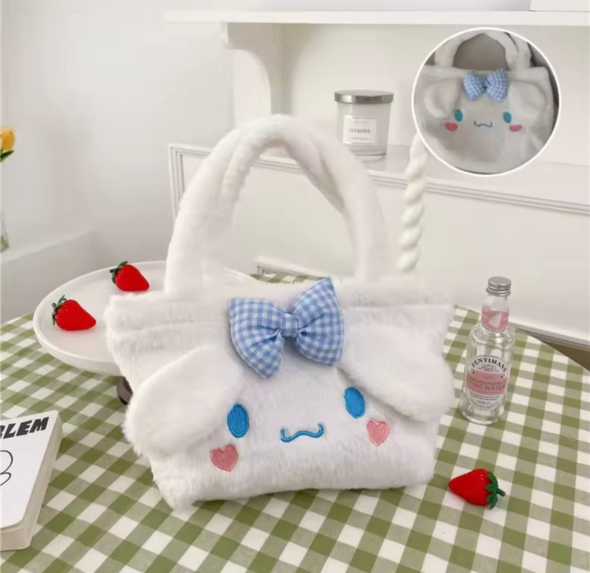 Bolso peludo de cinnamon roll blanco con detalle de moñito celeste a cuadros