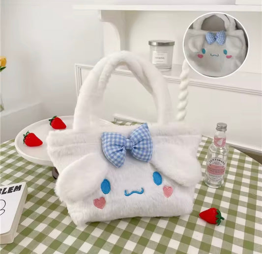 Bolso peludo de cinnamon roll blanco con detalle de moñito celeste a cuadros