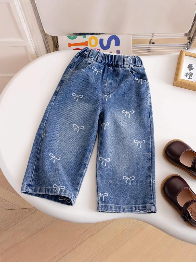 Pantalón de jeans azul oscuro detalle de moños