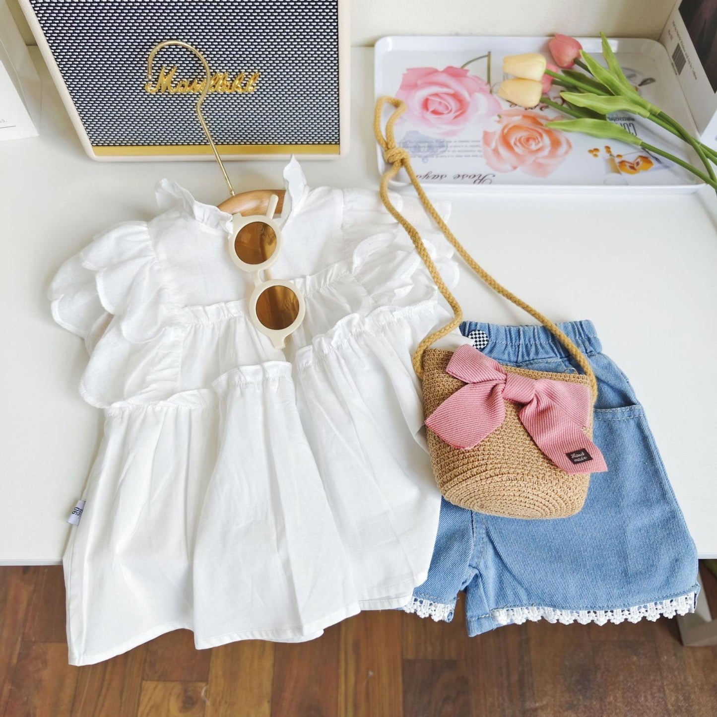 Conjunto short de jeans blusa blanca detalles de bordados